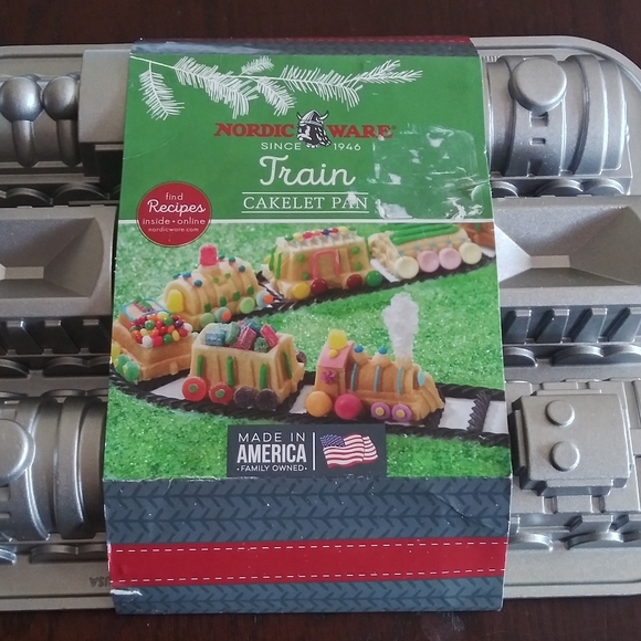Nordic Ware Train Cakelet Cake Pan Christmas New - Picture 1 of 7